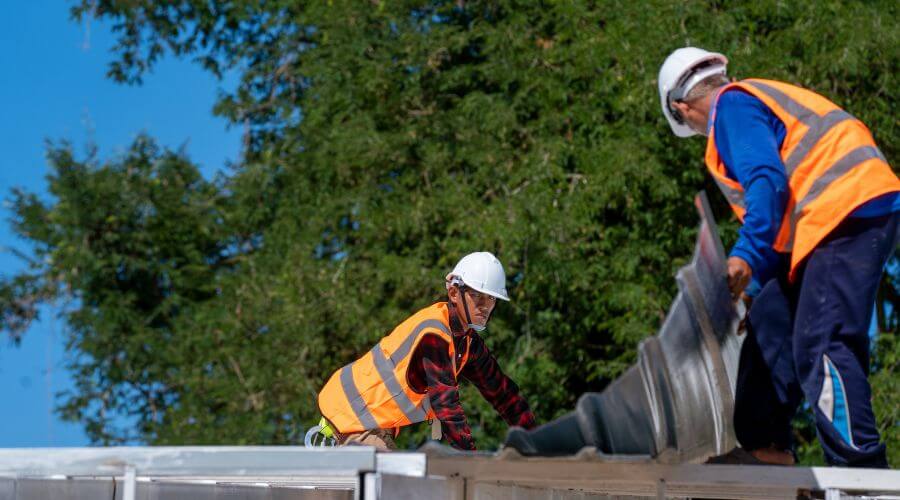 Professional gutter cleaning in Warren, OH